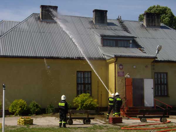 Pokaz bezpiecznego opuszczania budynku szkoły podczas pożaru