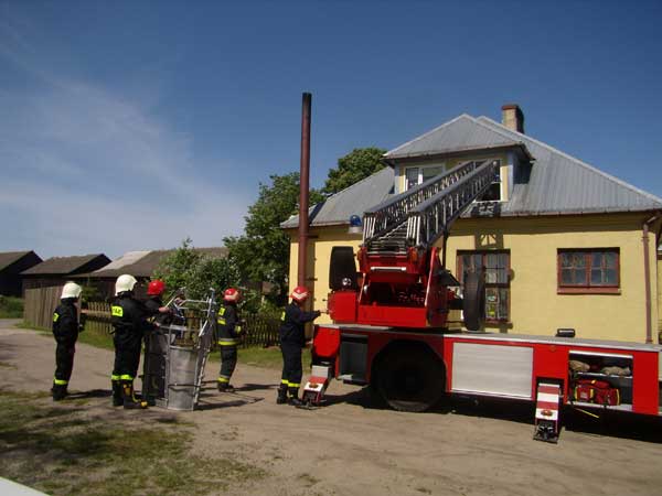 Pokazy strażacie dla dzieci ze szkoły w Kozłowie